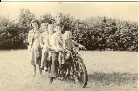 op de motor van ome Jan de Boer met tante Rie.JPG
